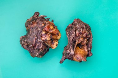 Kurutulmuş sığır gırtlağı. Köpekler için iki doğal yemek ziyafeti. Evcil hayvanlara karşı sevgi. Hayvan malzemeleri. Yukarıdan bak. Seçici odak.