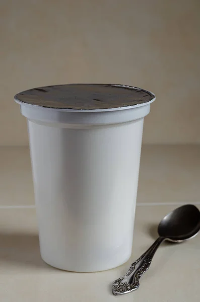 White Plastic Glass Yogurt Stands Light Background Spoon Lies Next — Stock Photo, Image