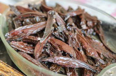 Kurutulmuş sığır ciğeri. Köpek eğitiminde ya da köpek gösterilerinde bir grup köpek maması. Bir tabakta kurumuş karaciğer çubukları. Seçici odak.