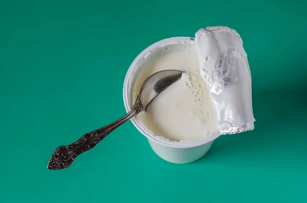 Yogur Con Una Cuchara Vaso Plástico Vista Superior Sobre Recipiente —  Fotos de Stock