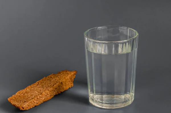 Ένα Ποτήρι Βότκα Και Μια Φέτα Ψωμί Σίκαλης Πρόσωπο Από — Φωτογραφία Αρχείου