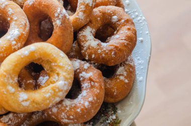 Ev yapımı mayasız çörekler. Şekerli sıcak çöreğin en üst görüntüsü. Gerçek ev yemeği. Seçici odaklanma. Yakın plan.