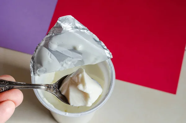 Mano Sostiene Una Cuchara Con Yogur Una Pequeña Cuchara Metal —  Fotos de Stock