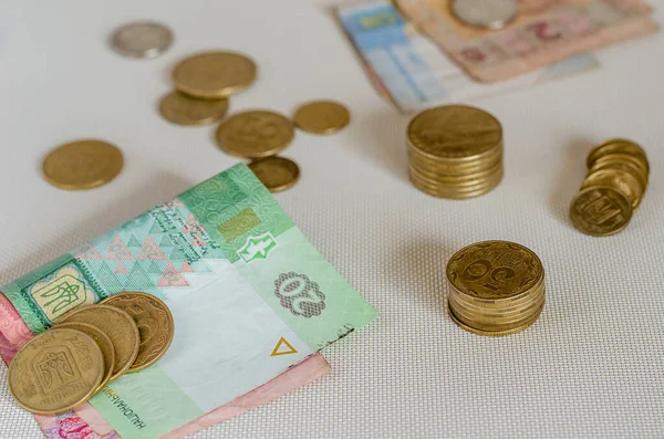 10格里夫尼亚和20格里夫尼亚的钞票各种硬币 有选择的重点 眼平射击 — 图库照片