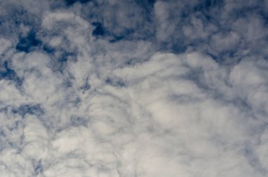 Beyaz bulutlu açık bir gökyüzü. Uçsuz bucaksız bulutlar. Seçici odak.