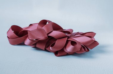 Karışık mor kurdele. Tekstil kurdelesinin soyut arkaplanı. Göz hizasında atış. Yan görüş. Seçici odaklanma. Yakın plan..