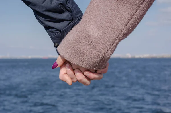 Las Manos Están Tejidas Guy Una Chica Están Tomados Mano — Foto de Stock