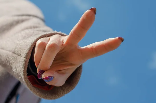 Mano Femminile Mostra Gesto Della Vittoria Mano Una Giovane Ragazza — Foto Stock