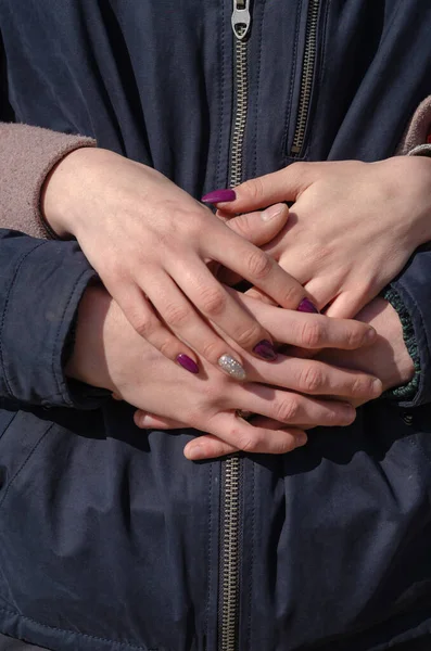 Mãos Rapariga Estão Cima Das Mãos Tipo Rapariga Abraça Tipo — Fotografia de Stock