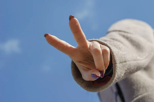 Mano Femminile Mostra Gesto Della Vittoria Mano Una Giovane Ragazza — Foto Stock