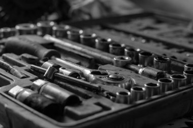 Plastik bir kutuda kirli soketler. Göz hizasında atış. Seçici odaklanma. Siyah beyaz fotoğraf