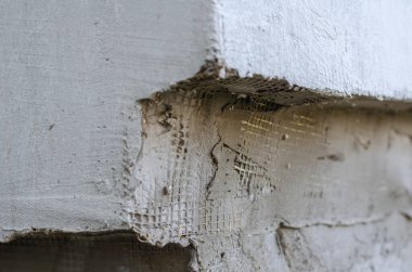 Evin duvarının köşesinde sıva örgüsü var.. . . 