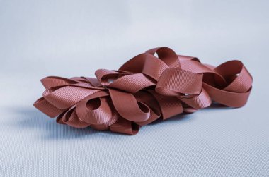 Tekstil kurdelesinin soyut arkaplanı. Göz hizasında atış. Yan görüş. Seçici odaklanma. Yakın plan..