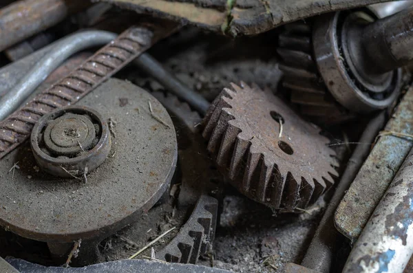 Σκουριασμένο Μέταλλο Και Εργαλεία Παλιό Πάγκο Εργασίας Καλυμμένο Σκόνη Και — Φωτογραφία Αρχείου