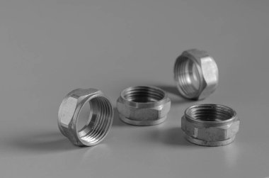 Boru pirinçleri pirinçlere uyar. Çoklu katman borular için dört fındık. Su tesisatı ve onarımı için aksesuarlar. Yakın plan. Seçici odak.