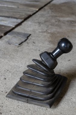 Kontrol manuel vites kutusu. Atölye katında sökülmüş vites kolu. Araba tamiri ve bakımı. Yan görüş. Yakın plan. Seçici odak.