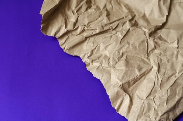 Een Stuk Bruin Papier Blauw Verfrommeld Stuk Papier Met Gescheurde — Stockfoto