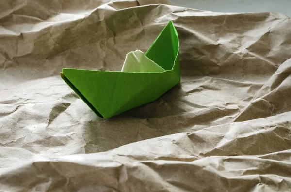 Papierowa Łódka Zrobiona Marnego Papieru Origami Zaciętego Podartego Zielonego Papieru — Zdjęcie stockowe