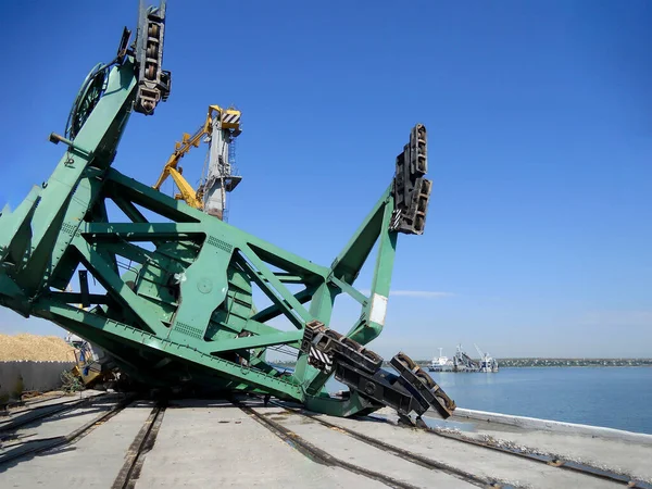 Harbor Crane Zhroutil Padlý Levoboční Jeřáb Silné Bouři Molu Leží — Stock fotografie