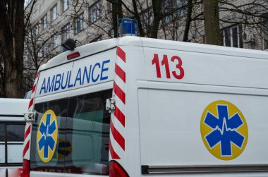 Odessa, Ukrayna - 14 Aralık 2019: Ambulans kapısı. Şehir hastanesindeki ambulans. Seçici odak.