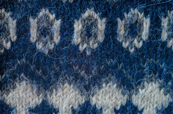 毛むくじゃらのパターンをクローズアップ 不織布の毛糸の詳細写真 天然ウールで作られた青と白の糸 選択的焦点 — ストック写真