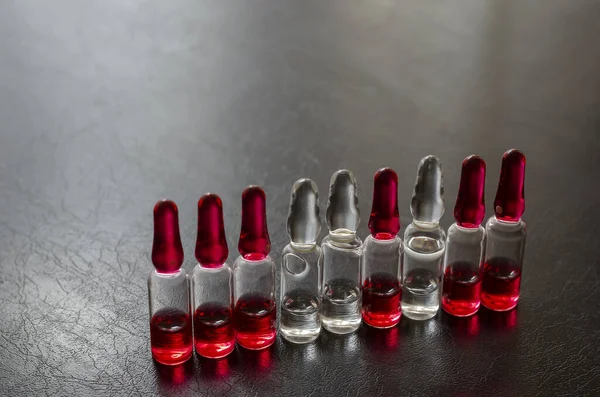 Ampoules Rouges Incolores Pour Injection Sur Fond Sombre Neuf Ampoules — Photo