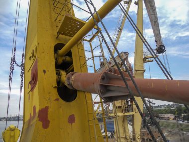 Derrick iskele vinci yakın plan. Kargo patlamasının açısını kontrol etme mekanizması. Liman vinci montaj alanından görüntü. İskele vinçlerinin onarımı ve bakımı. - Evet. Deniz ticaret limanı. Seçici odak.