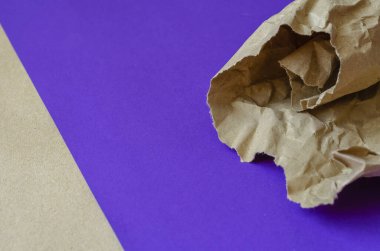 Kullanılmış bir paket kağıdı parçası. Buruşuk bir kağıt parçasıyla iki renkli bir arka plan. Çeşitli tasarım görevleri için çoklu görev çerçevesi. Seçici odaklanma. Yakın plan.