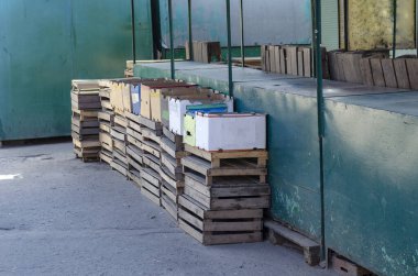 Yerel pazarın boş tezgahları. Kapalı pazar bölgesi. Metal tezgahlarda boş tahta kutular ve karton kutular. Boş yerel pazar. İnsanlar olmadan.