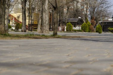 Boş şehir sokakları. Boş şehirde bahar güneşli bir gün. Şehir meydanında insanların olmadığı bir dinlenme alanı. Zemin kat araştırması. Seçici odak.