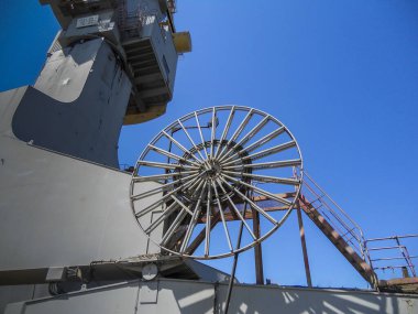 Kablo bateri inşa eden vinç. Portal Shore vinci tersanedeki iskele duvarında 100 ton ağırlığında. Gemi yapım tesisi. Gemi inşaatı ve gemi tamiri. Seçici odak.