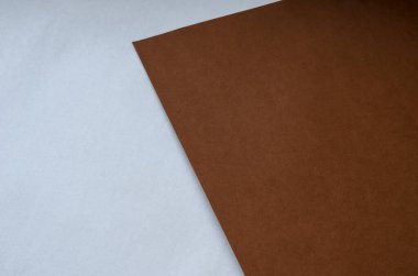 İki renkli geometrik arka plan. İç ve dış köşeleri olan kahverengi-beyaz çoklu görev geçmişi. İki farklı renk bölgesi. Yukarıdan bir açıyla ateş ediyorlar. Seçici odak.