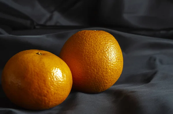 Ripe Tangerines Black Couple Tangerines Close Ripe Fragrant Citrus Fruits — Stock Photo, Image