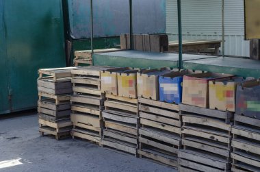 Yerel pazarın boş tezgahları. Kapalı pazar bölgesi. Metal tezgahlarda boş tahta kutular ve karton kutular. Boş yerel pazar. İnsanlar olmadan.