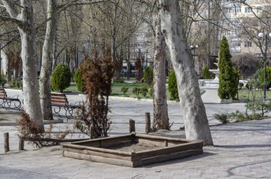 Spring City sokağı boş. Boş banklar ve çocuklar için bir oyun alanı. İnsansız bir Avrupa şehrinde bahar güneşli bir gün. Boş sokaklar.