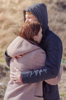 Genç bir adam bir kıza sarılıyor. Kavgacı bir çiftin uzlaşma süreci. Kıskançlık, kırgınlık, bir ilişkide yanlış anlama. Güneşli bahar günü.