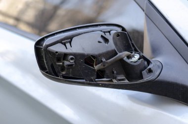 Trafik kazası, bölüm 1. Yan dikiz aynası hasar görmüş. Trafik kazasından kaynaklanan hasar. Ulaşım ve sigorta. Trafik kazası soruşturması.