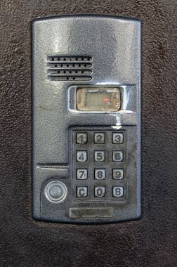 Bir apartmanın kapısındaki Dirty Intercom. Ön kapıdaki dahili telefonun sağlıksız durumu. Sağlıksız koşullar. Göz hizasında atış. Yakın plan..
