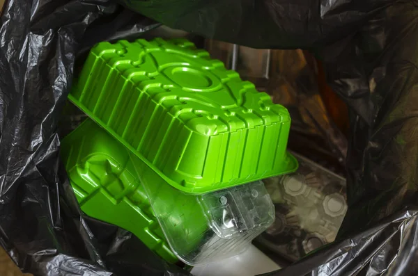 Envases Plástico Una Bolsa Basura Bolsa Basura Negra Cerca Contenedores — Foto de Stock