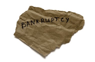 İflas kelimesini içeren yırtık bir kağıt parçası. Kahverengi kağıda elle yazılmış bir yazı. Beyaz arka planda gölgeli bir şekilde izole edin. Yukarıdan bak. Büyük plan..