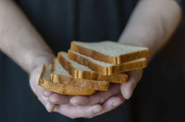 Uma Mão Segura Pedaços Pão Câmera Homem Tem Cinco Fatias — Fotografia de Stock