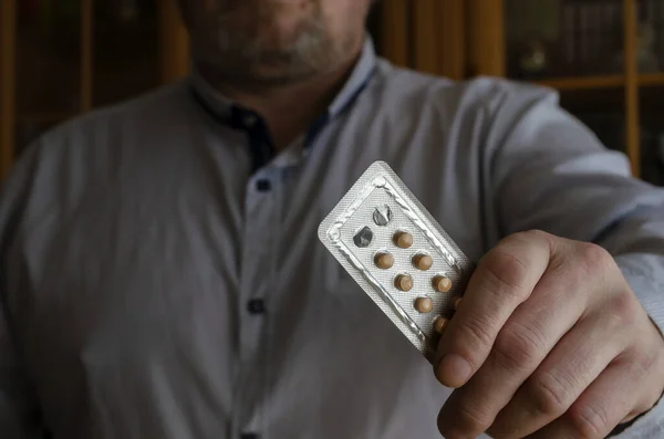 Ein Mann Reicht Tabletten Die Kamera Die Hand Eines Erwachsenen — Stockfoto