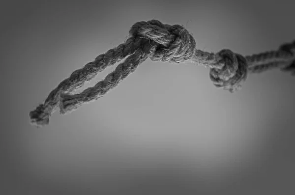用绳结吊在上面的黄麻绳 带粗糙结的绳在后退的角度 争取更好或实现一个目标的概念 有选择的重点 从下往上射击 — 图库照片