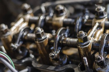 Dört felçli benzinli motor parçalanmış. Kapakçık kapağı olmadan karbüratör motorunun detaylı görüntüsü. Retro araba tamiri. Yan görüş. Seçici odaklanma. Yakın plan..