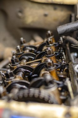 Bir arabanın motor bölmesi, yakın plan. Motor zamanlaması. Kapakçık kapağı olmadan karbüratör motorunun detaylı görüntüsü. Yan görüş. Seçici odak.