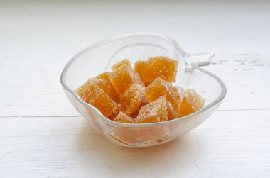 Ev yapımı portakal reçeli şekeri. Citrus meyveli jöle şekeri. Lezzetli anne ikramları olan bir şekerci dükkanı için cam vazo. Yakın plan. Seçici odak.