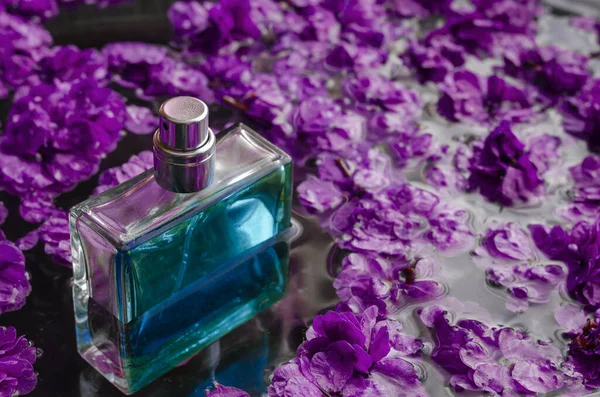 Bouteille Parfum Parmi Les Feuilles Lilas Flacon Verre Turquoise Avec — Photo