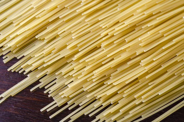 Des Spaghettis Crus Spaghettis Non Préparés Sur Une Table Bois — Photo