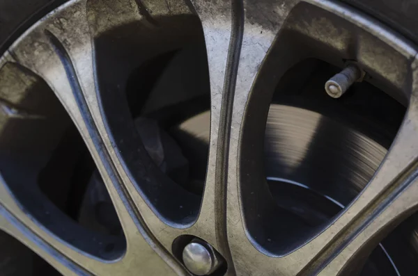 Fragment Alloy Wheel Car Close Detailní Záběr Vrstveného Ráfku Stopami — Stock fotografie
