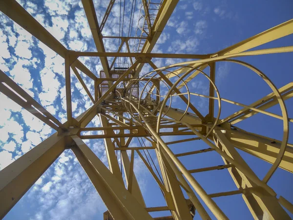 Gelber Baukran Vor Blauem Himmel Metallbaukran Einer Langfristigen Perspektive Bauwirtschaft — Stockfoto